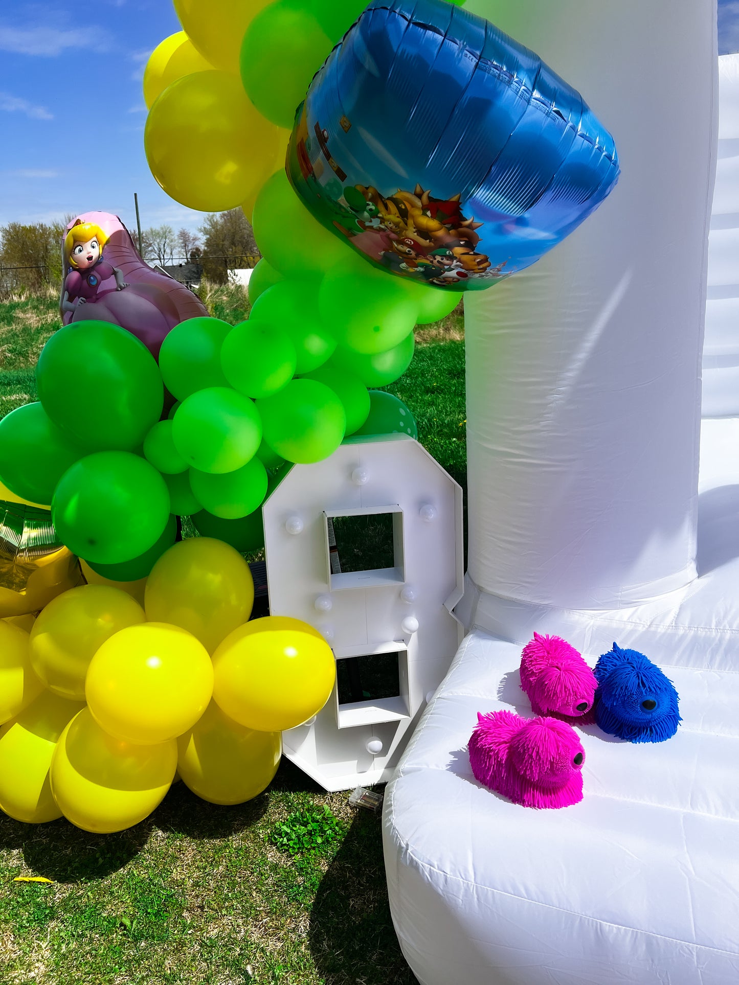 White Bounce House 13ft x 13 ft | All ages